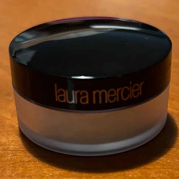 Laura Mercier Translucent Setting Powder - Picture 2 of 9